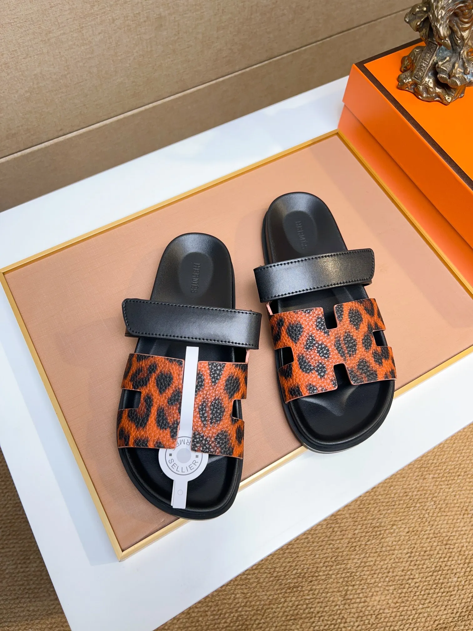 Men's clothing and shoes 💰340 💅💅💅 new arrival. Hermes Hermes official website latest counter synchronized new oran color leather H slippers, the original Paris version flew back to the original model and opened the mold to make it perfectly🍌The highest quality Sincerity, you can enter and leave the counter at will [Deyi] The upper is made of original customized  colored palm prints, crocodile print, ostrich print, colored cow leather, colored cow suede, 🤔 horse hair, 🥳 colored diamonds, 🥰 3D printing, and other genuine leather slippers, imported cow pattern foot pad lining, Italian  latest original genuine leather combination outsole Code number: 38-48 (customized at 46.47.48) Can be made into picture combination sole with genuine leather pattern and ordinary molded outsole